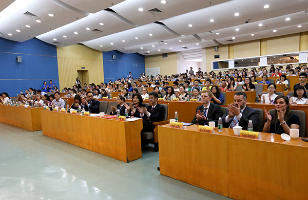 加拿大国际贸易部部长艾德·法斯特访问我校并发表演讲